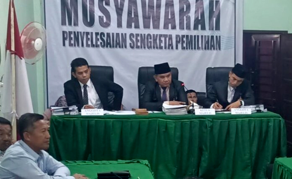 Sidang bapaslon di Pilkada Labura, Minggu.