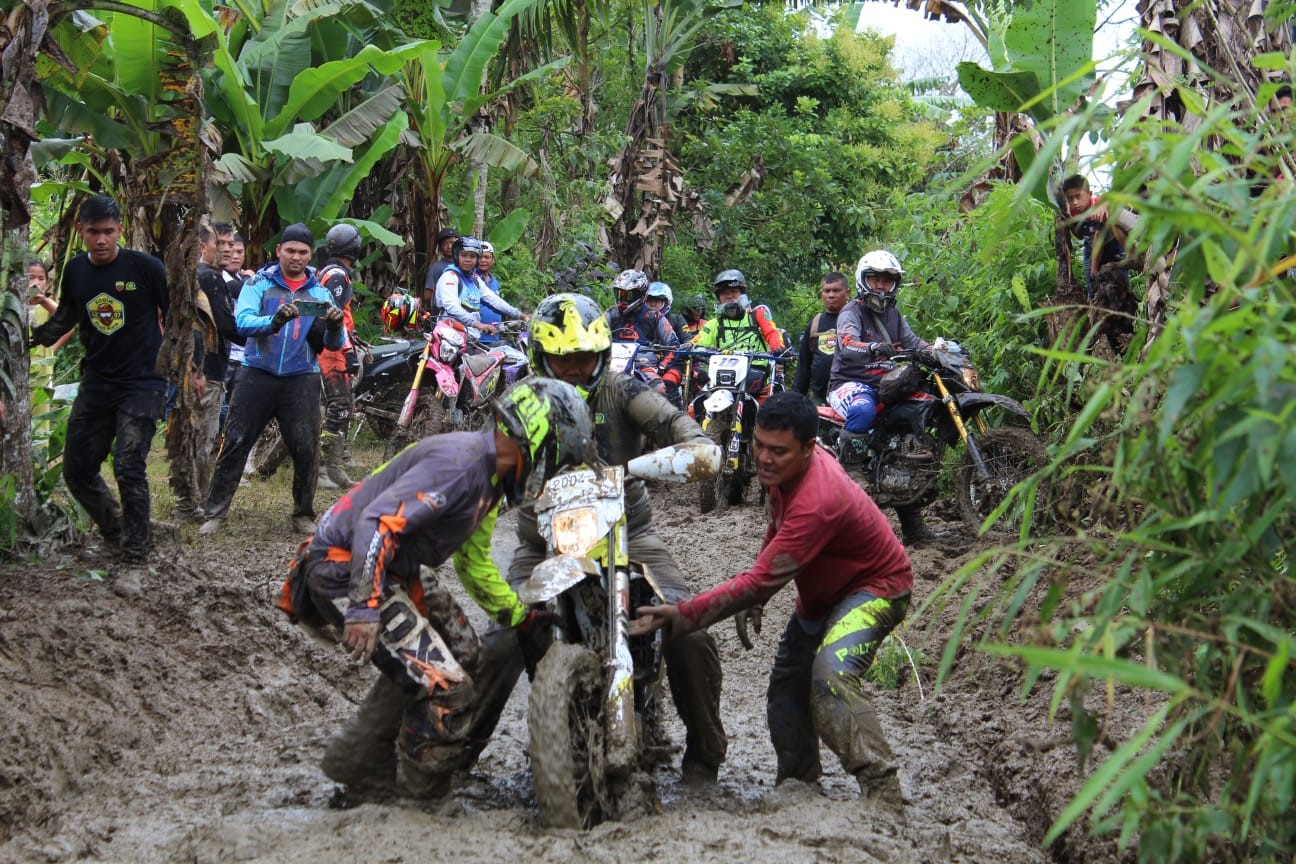 Polres Simalungun dan Kodim 0207Simalungun melakukan kegiatan olahraga bersama dan trabas motor trail.