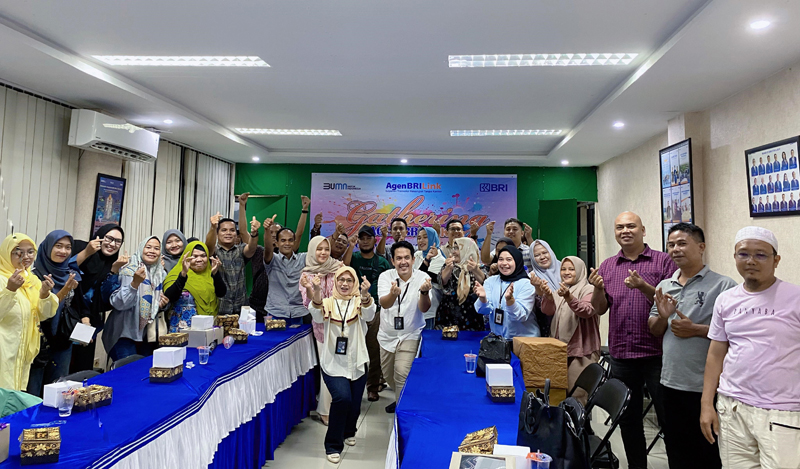 Jalin silaturahmi BRI BO Padangsidimpuan gelar Kongkow bersama Agen BRILink dan berikan penghargaan kepada Agen BRILink berprestasi.