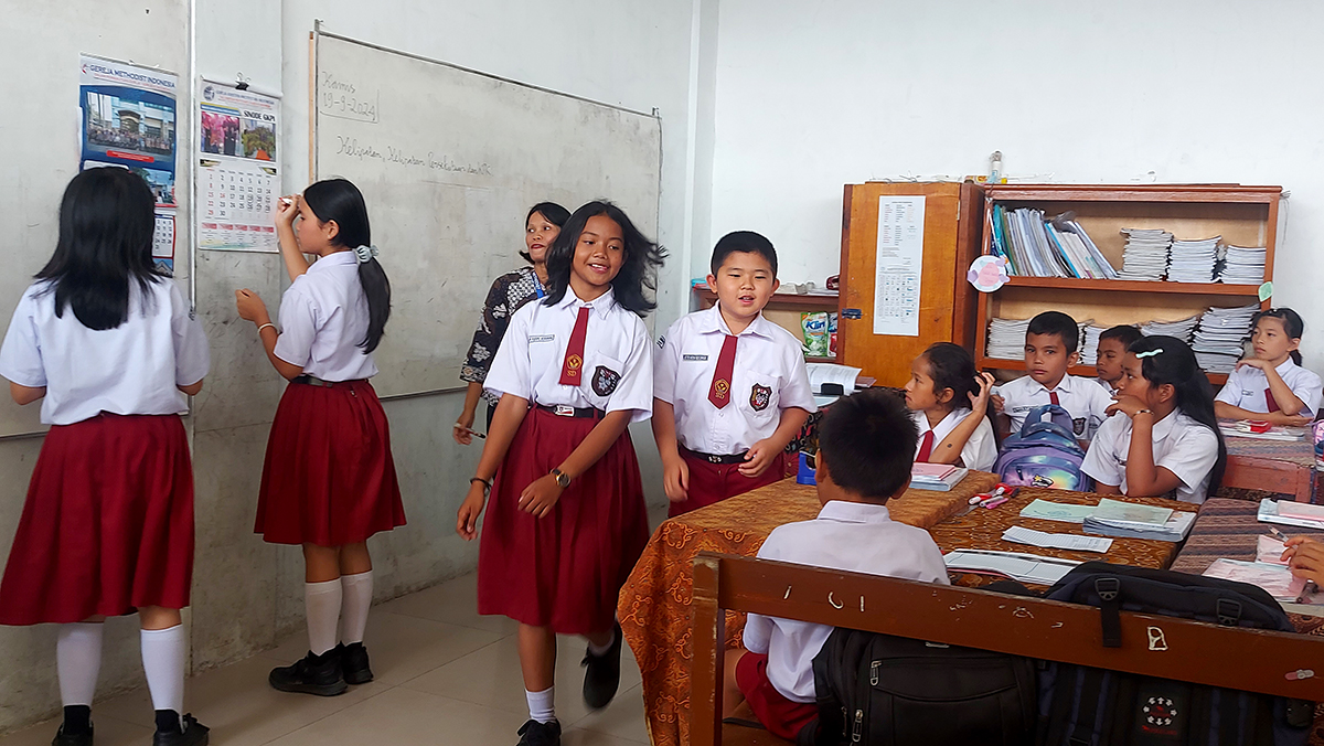Merlindawati Sinurat, guru Matematika di SD Methodis Kabanjahe, memajang kalender bekas di papan tulis untuk menjelaskan materi Kelipatan, Kelipatan Persekutuan, dan Kelipatan Persekutuan Terkecil.