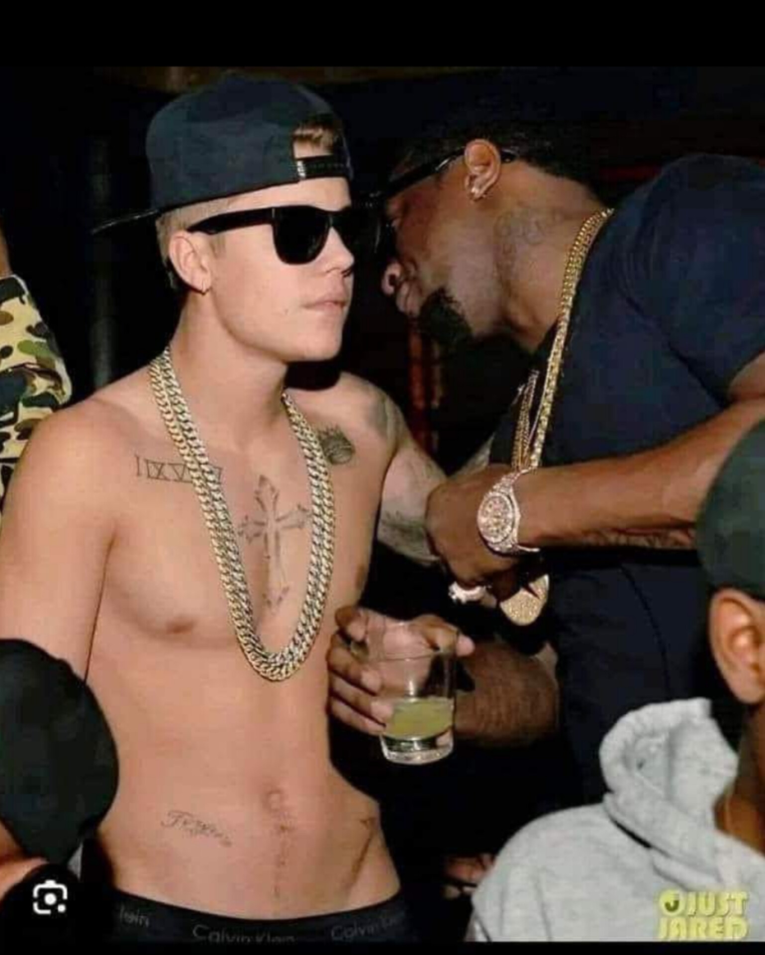 Justin Bieber saat masih remaja, bersama Sean Diddy Combs.