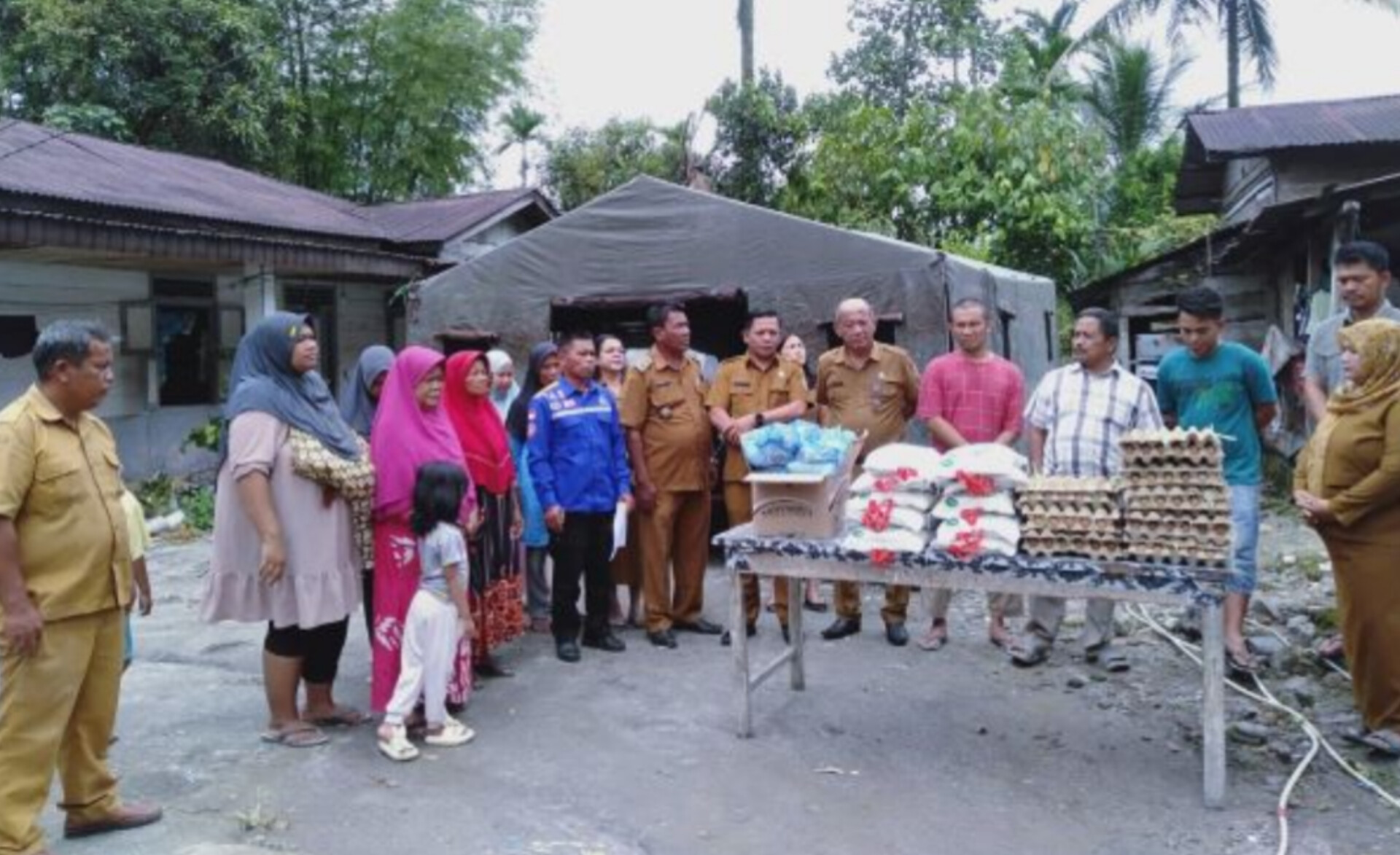 Dinsos Taput saat menyerahkan bantuan kepada korban bencana banjir bandang.