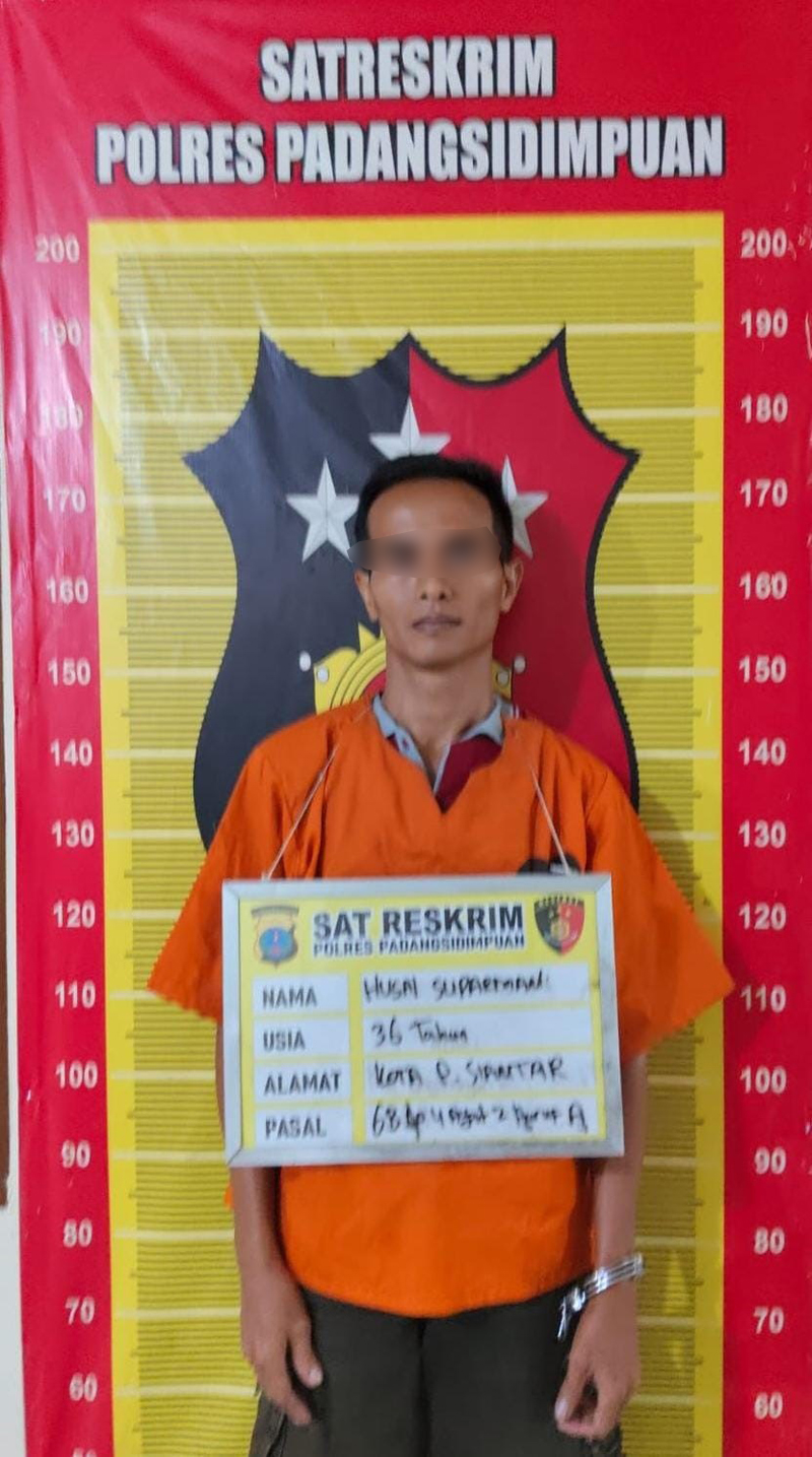 Tersangka HST (36) pelaku pemerkosa dan penganiayaan berat bersama barang bukti.