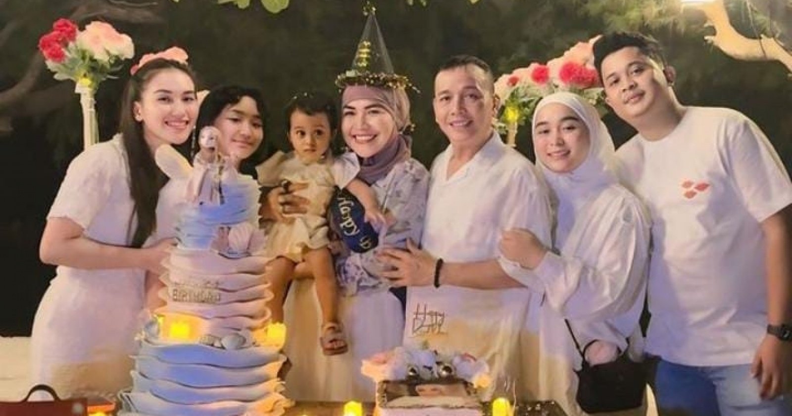 Ayu Ting Ting rayakan ultah ibunda.