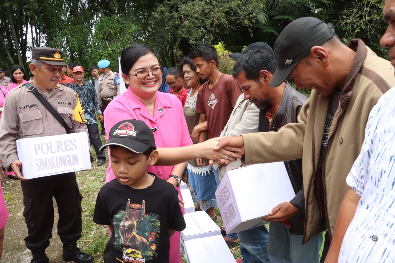 Bhayangkari Cabang Simalungun melaksanakan kegiatan sosial di Rumah Bolon Raja Purba.