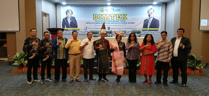 Rektor UKSW Prof Dr Intiyas Utami dan Ketua LPM Dr Adita Sutresno, Rektor USI Sarintan E Damanik, Dewan Pembina dan Pengurus Yayasan USI saat Bimtek.