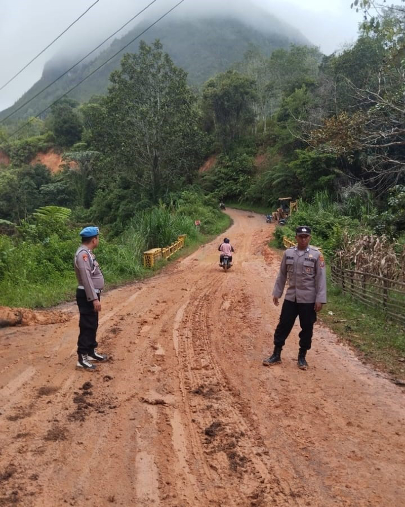 Kapolsek SDH Iptu Mangatas Samosir di lokasi jalan Simangambat-Sipagimbar.