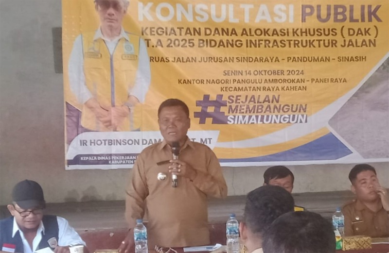 Camat Raya Kahean Janopel SPd menyampaikan sambutan.