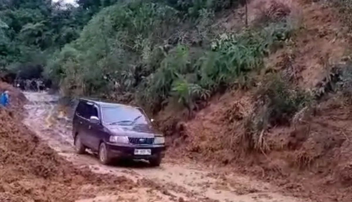 Kondisi jalan provinsi di Tapsel (antara Sipirok-SD.Hole) akibat longsor.
