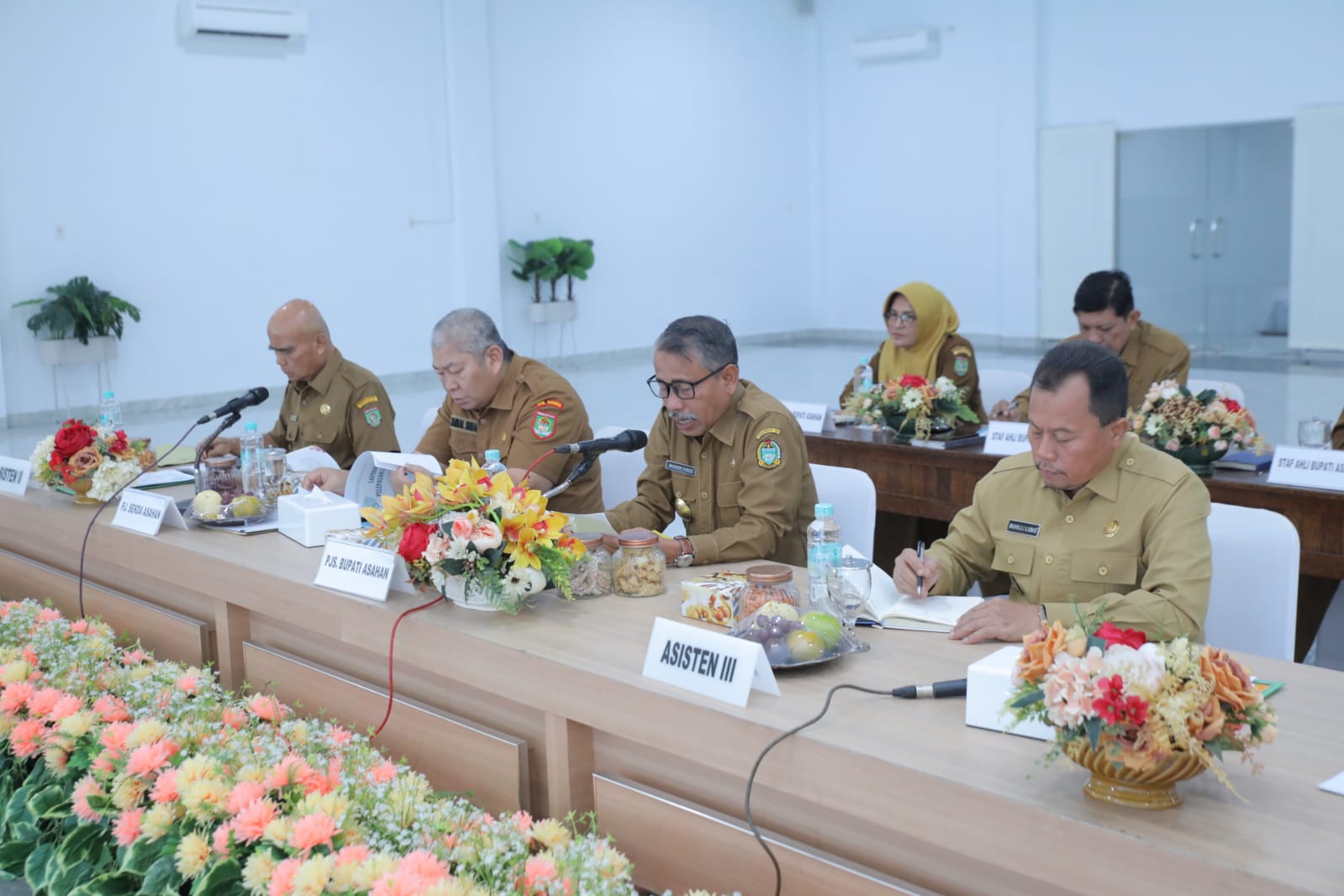 Pjs Bupati Asahan Basarin Yunus Tanjung saat memimpin kegiatan Rakorpem.