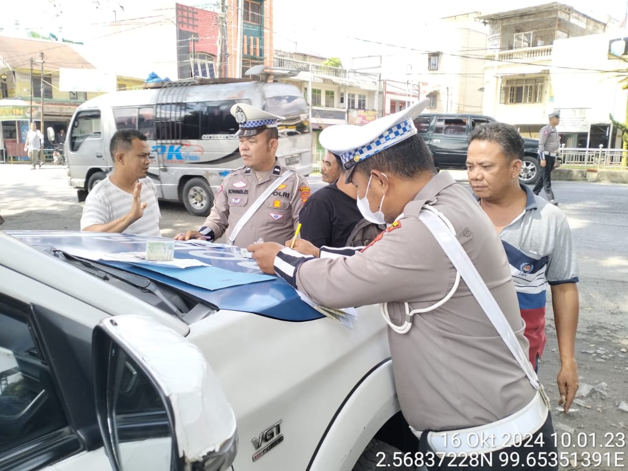 Jajaran Unit Lantas Polsek Kualuh Hulu sedang melakukan Operasi Zebra 2024 dipimpin Kapolsek AKB Nelson Silalahi.