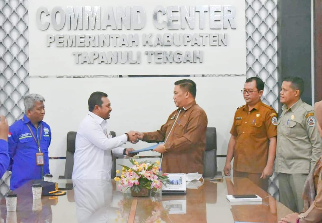 Kepala Balai Besar BMKG Wilayah 1 Hendro Nugroho saat menyerahkan dua hibah menara sirine tsunami kepada Plh Bupati Tapteng Erwin Hotmansah.