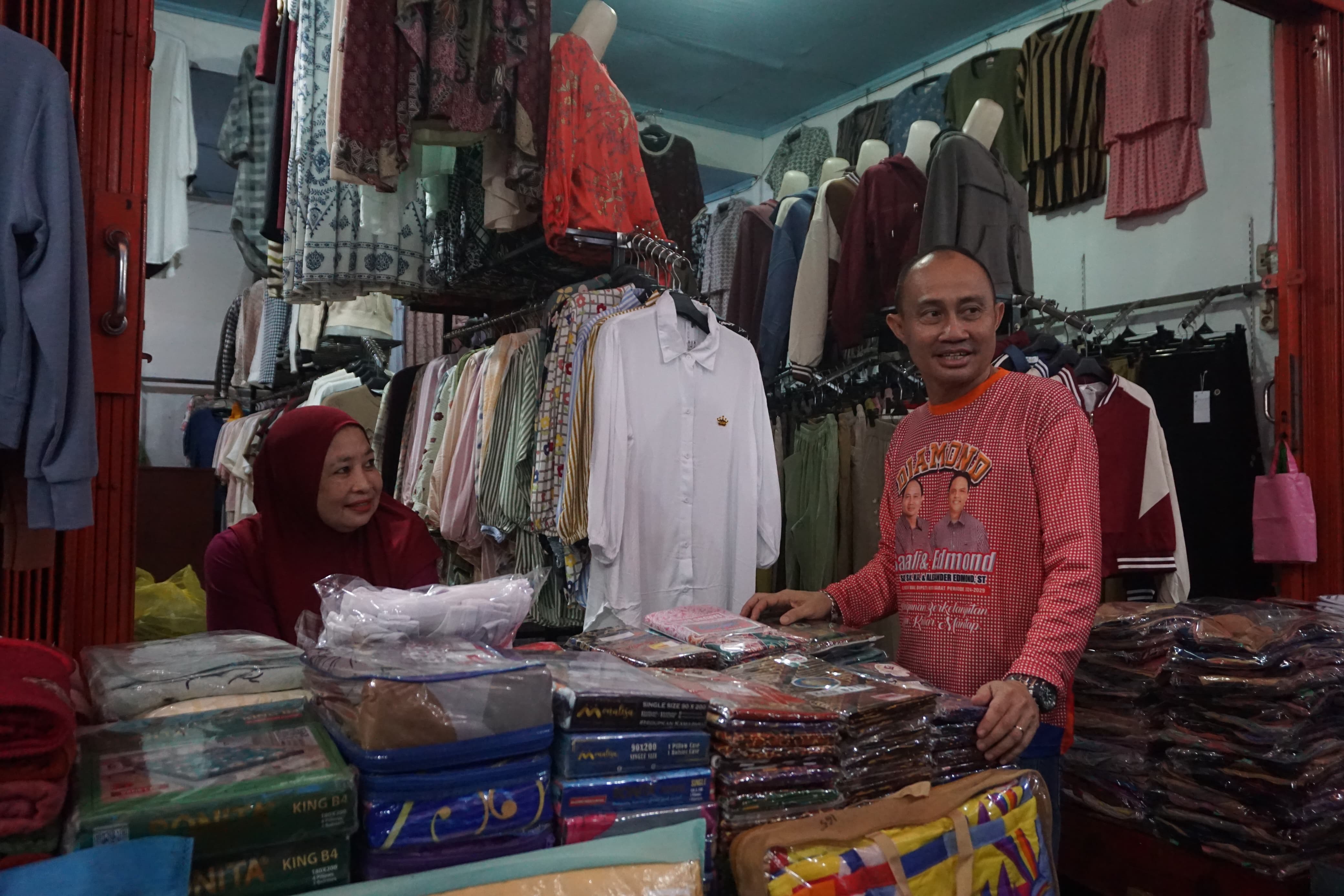 Paslon Bupati dan Wakil Bupati Kubar nomor urut 3, Sahadi dan Alexander Edmond blusukan guna menyerap aspirasi dari pedagang dan pengunjung di Pasar Barong, Kecamatan Barong Tongkok.