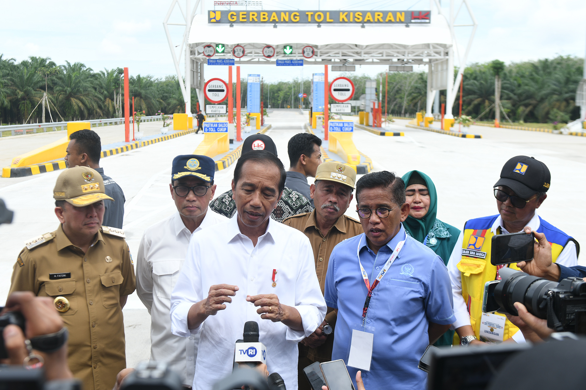 Presiden RI Joko Widodo didampingi Pj Gubernur Sumut Agus Fatoni, Menteri Perhubungan RI Dudi Karya Sumadi, serta Pjs Bupati Asahan Basarin Yunus Tanjung, meresmikan ruas tol Limapuluh-Kisaran.