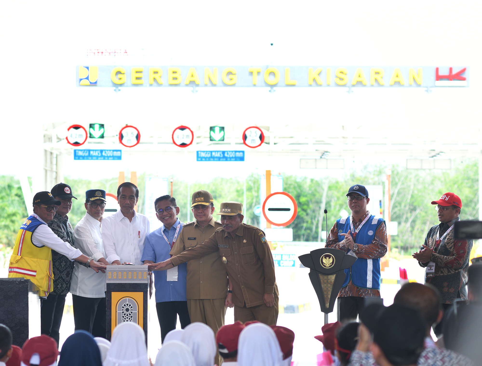 Presiden RI Joko Widodo didampingi Pj Gubernur Sumut Agus Fatoni, Menteri Perhubungan RI Dudi Karya Sumadi, serta Pjs Bupati Asahan Basarin Yunus Tanjung, meresmikan ruas tol Limapuluh-Kisaran.