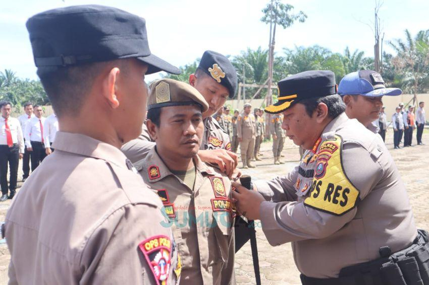 Kapolres Palas AKBP Diari Astetika meminpin apel gelar pasukan Operasi Zebra Toba 2024.