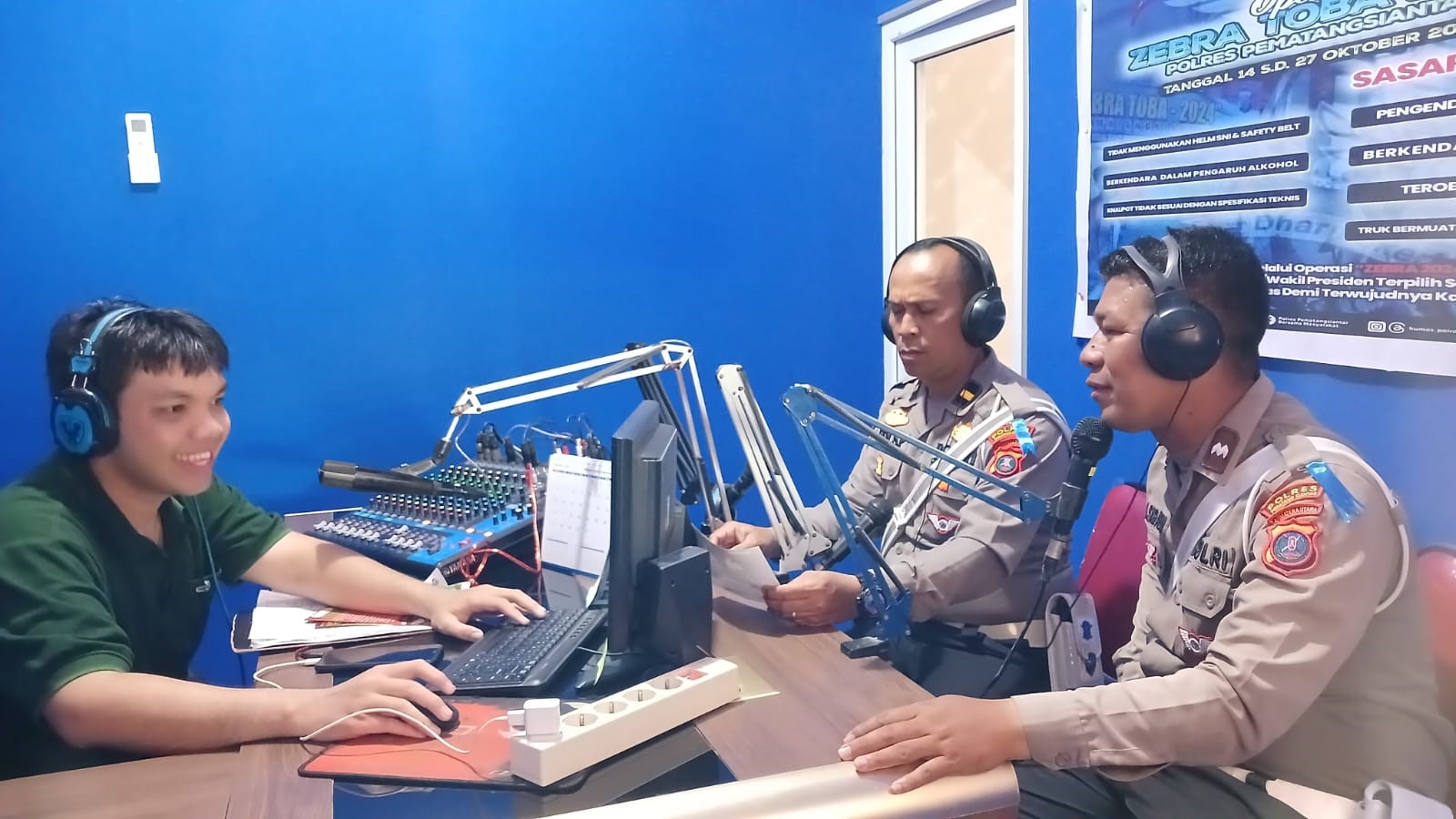 Talk show Operasi Zebra Toba 2024 di radio.