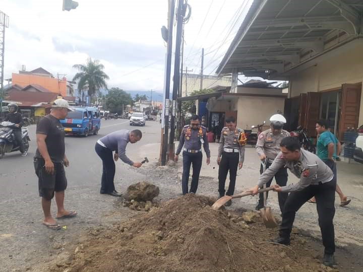 Kasat Polres Psp AKP Rianto Polman dan Kadishub Kota Alpian Pane beserta personil kedua instansi kompak timbun jalan berlubang.