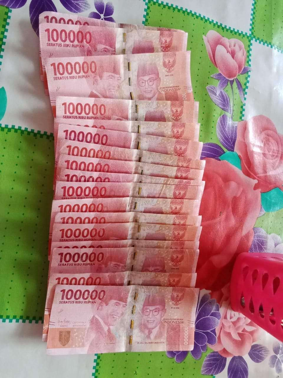Uang palsu seniai Rp1.800.000 hasil penjualan handphone miliknya.
