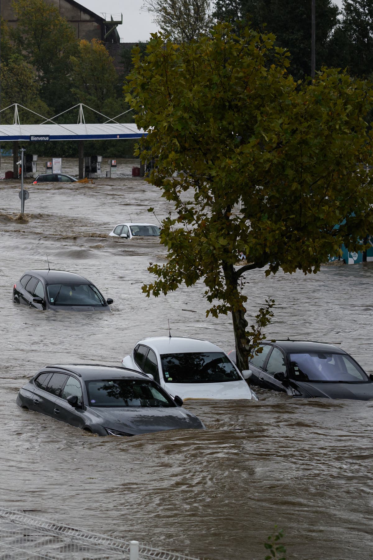 Banjir besar menyebabkan sebagian besar wilayah tenggara Prancis mengalami kerusakan signifikan.