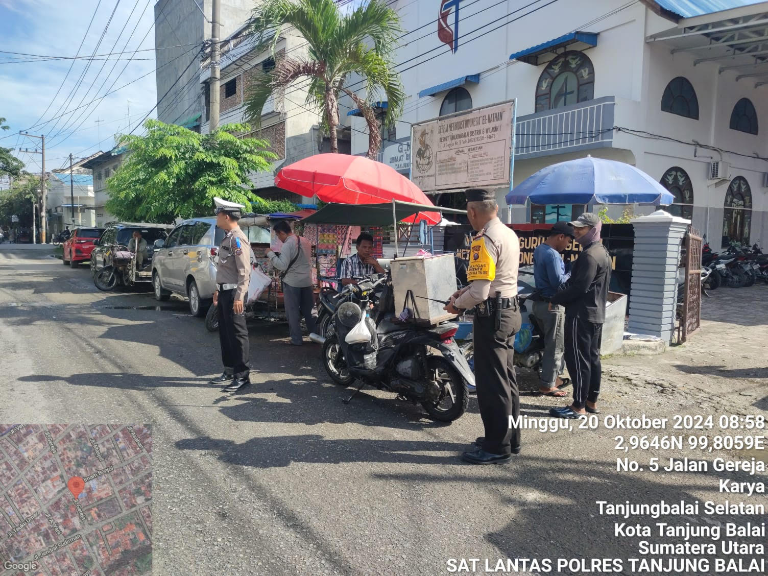 Satlantas Polres Tanjungbalai saat mengatur lalulintas di depan gereja di Tanjungbalai.