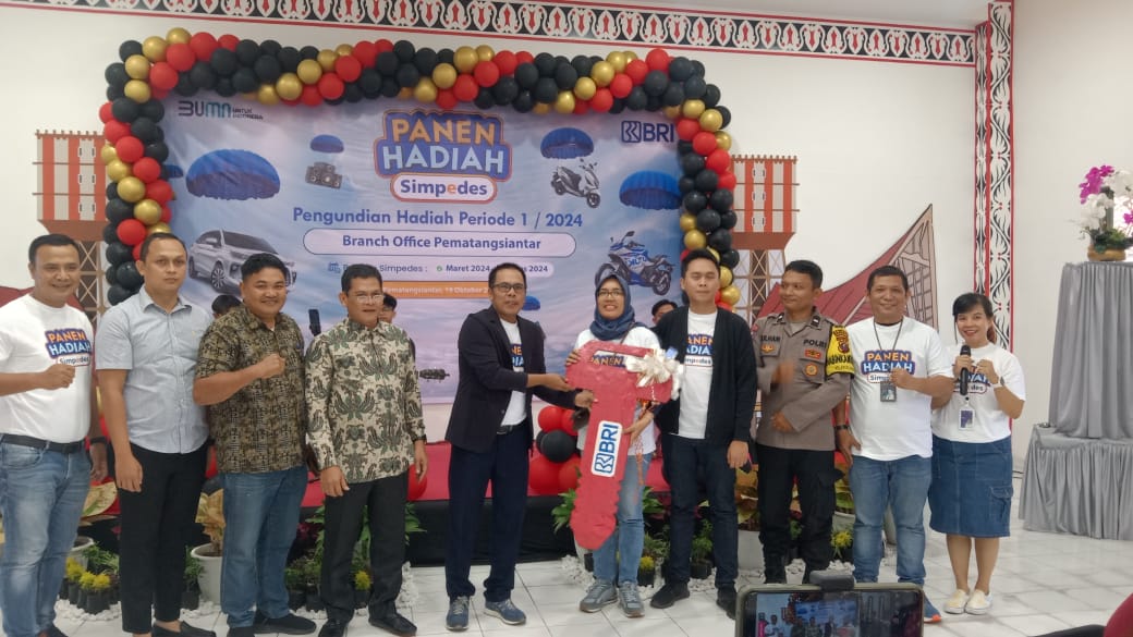 Penyerahan secara simbolis hadiah grand prize 1 unit mobil Avanza dari Pimca BRI Pematangsiantar kepada kepala unit BRI Kerasaan.