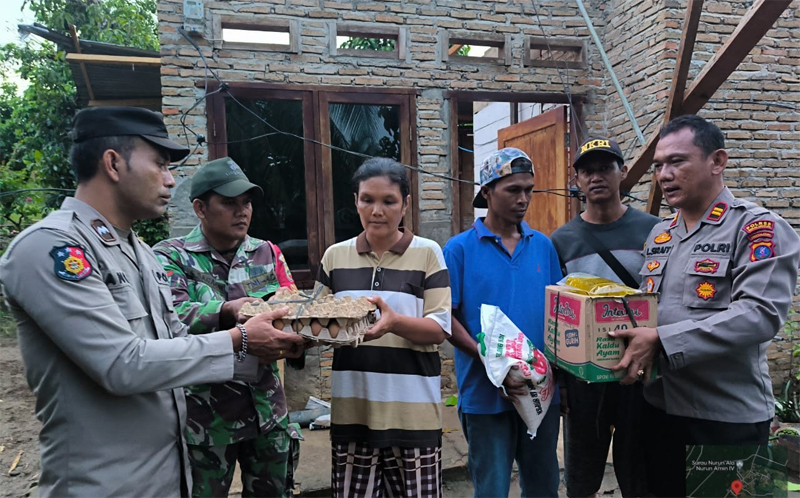 Kapolsek Raya Kahean, Iptu Lumban Sirait, bersama rombongan saat menyerahkan bantuan untuk korban angina putting beliung.