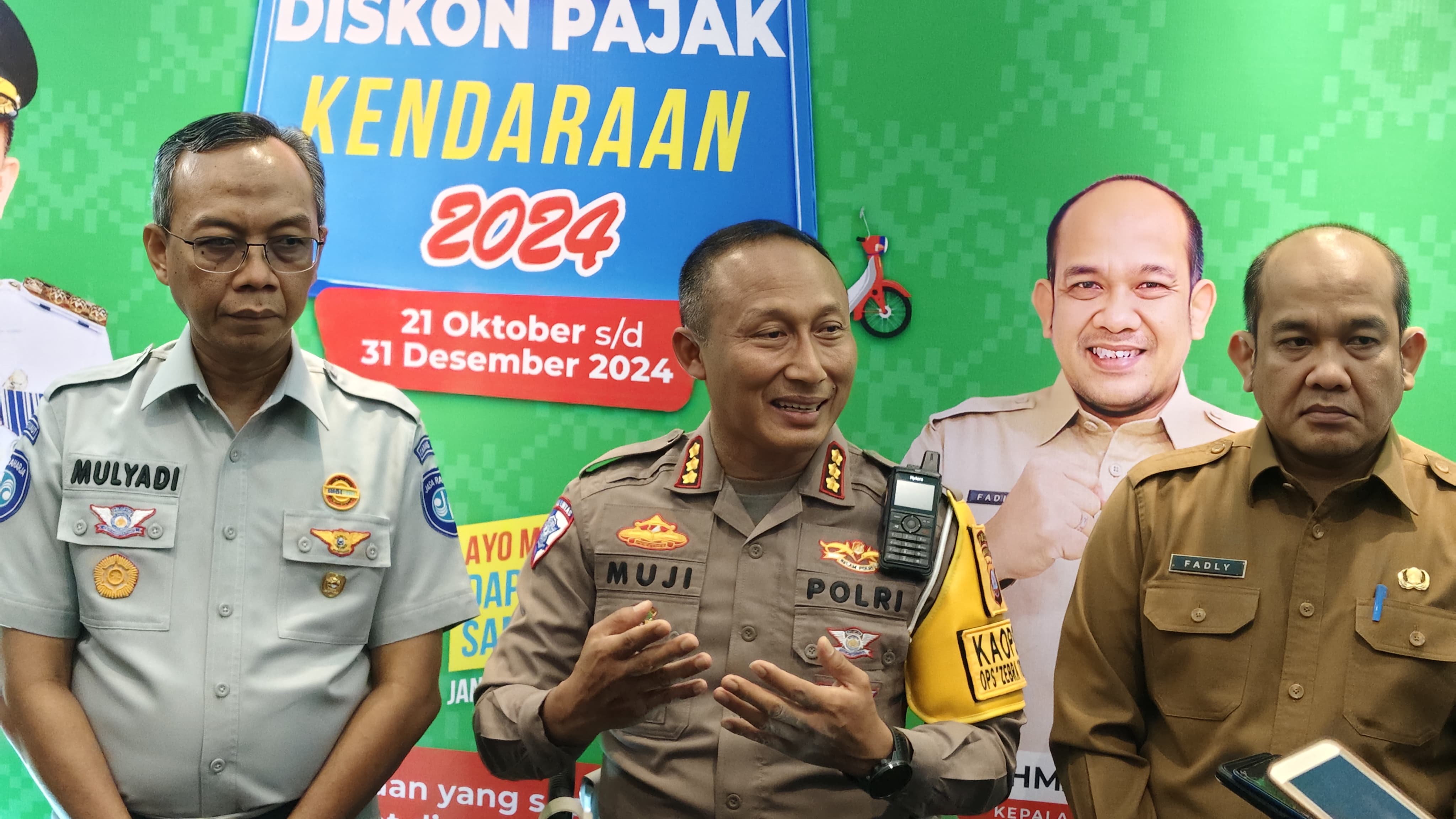Dirlantas Poldasu, Muji Edyanto, Kepala Bapenda Sumut, Achmad Fadly, dan Kacab Jasa Raharja Sumut, Mulyadi menjawab wartawan soal pelaksanaan keringanan denda PKB dan BBNKB 2024.