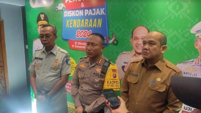 Kepala Bapenda Sumut, Dirlantas Polda Sumut, dan Kacab Jasa Raharja Sumut di acara sosialisasi pemutihan denda pajak 2024.