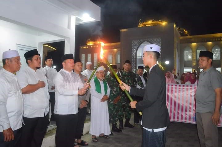 Pj Wali Kota Timur Tumanggor, Forkopimda, Ketua MUI Psp, Ulama dan Tokoh masyarakat melepas pawai obor meriahkan Hari Santri Nasional 2024 Kota Psp.