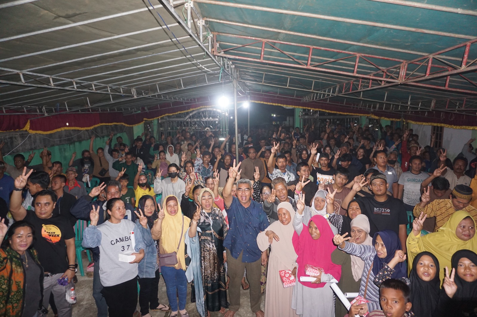 Ratusan warga Simpang Raya, Kecamatan Barong Tongkok, Kabupaten Kubar, foto bersama Paslon Bupati nomor urut 2, Acong Ahmad Syaiful pada kampanye tatap muka, Senin (22/10/2024). (Metro daily/Jantro)