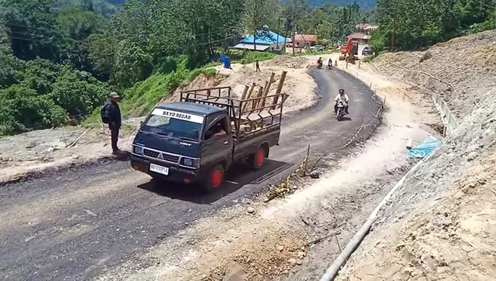 Ruas jalan nasional di wilayah Aek Latong - Batu Jomba mulai bisa dilintasi kendaraan.