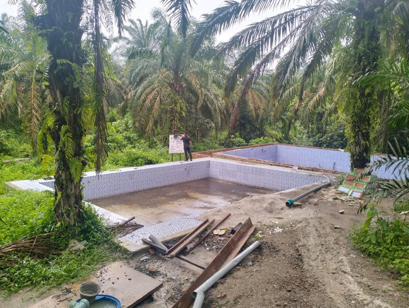 Kolam renang milik Pemerintah Desa Huta Padang Kecamatan Bandar Pasir Mandoge yang belum tuntas.