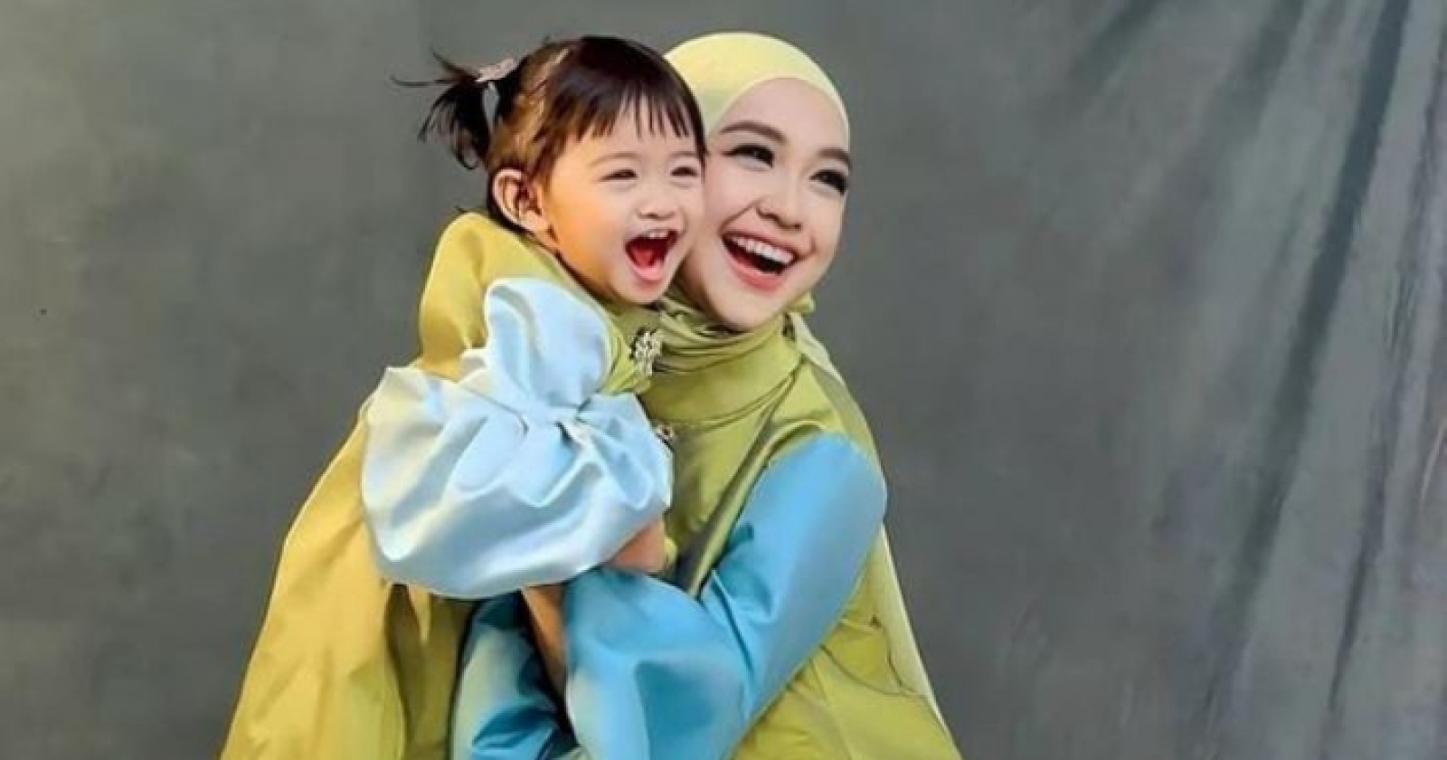 Ria Ricis dan putrinya.