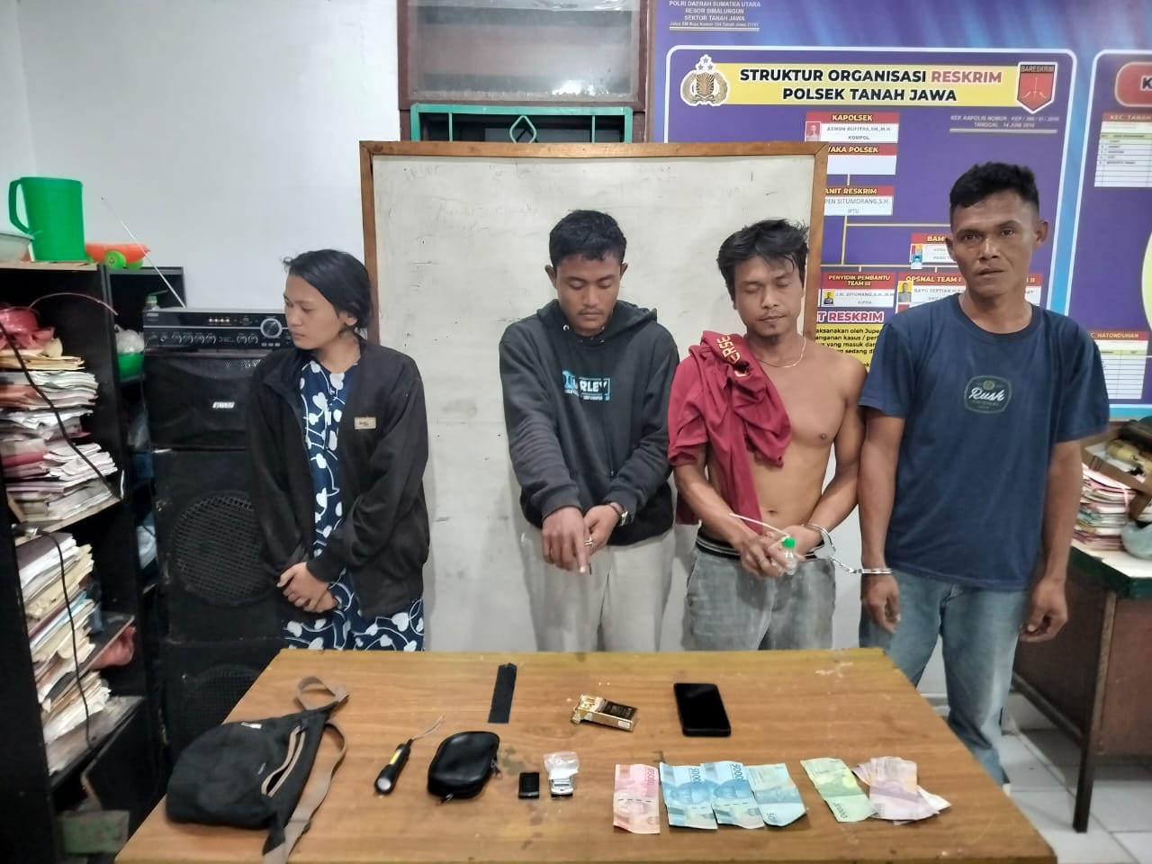 Tersangka saat diamankan polisi.