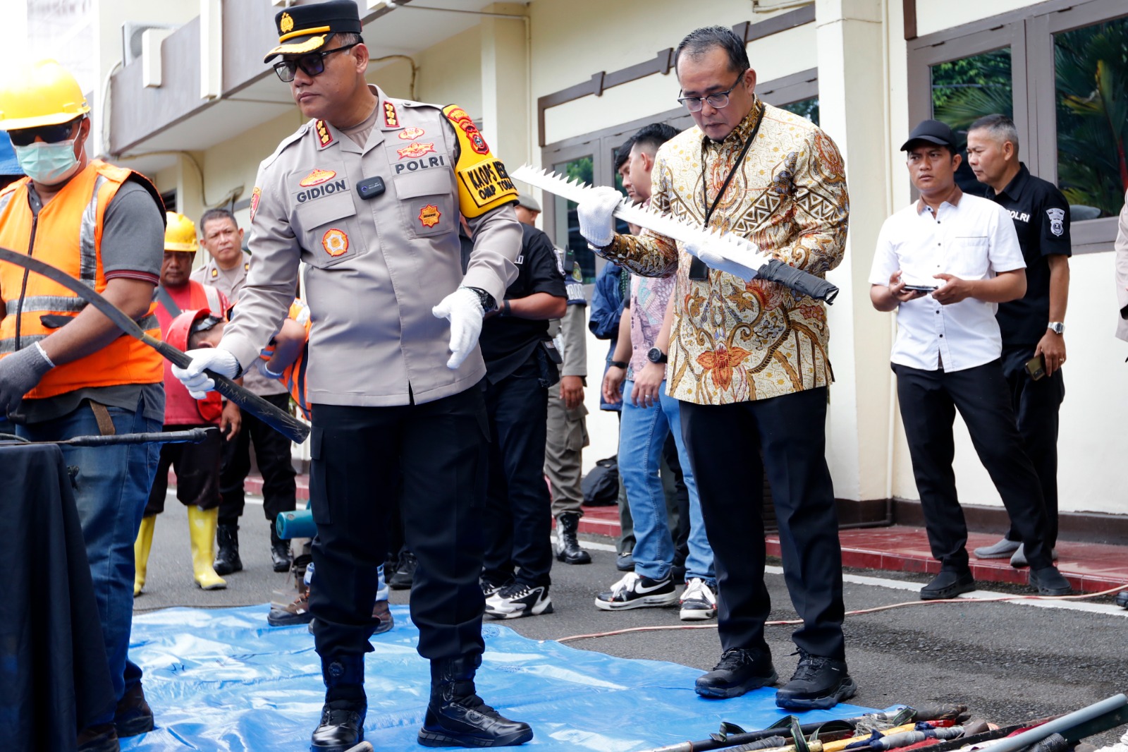 Pemusnahan ratusan jenis senjata tajam (Sajam) geng motor & pengembalian barang bukti sepeda motor kepada para korban pencurian yang digelar di Mapolrestabes Medan, Jumat (25/10/24).
