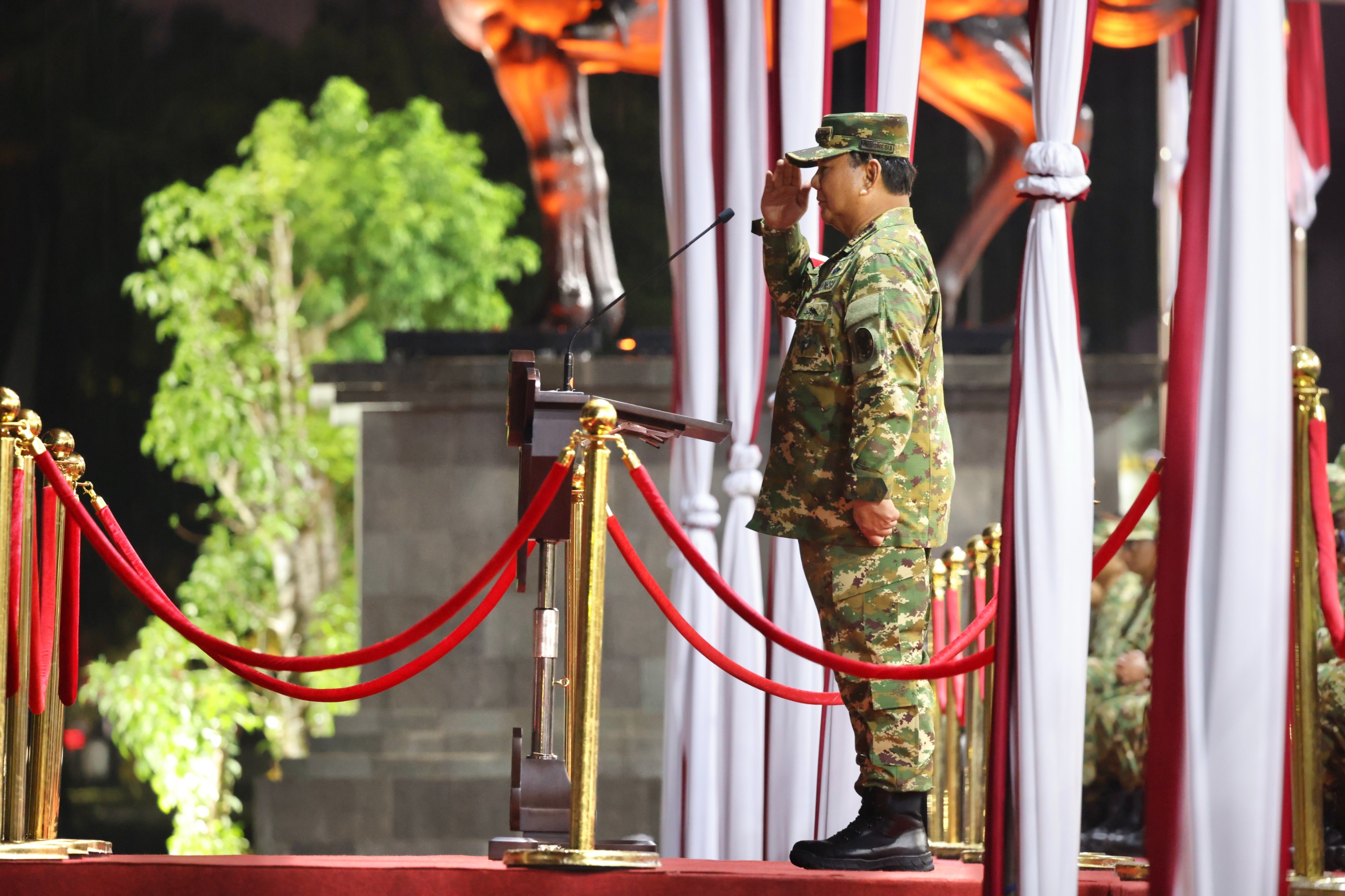 Upacara Parade Senja dimulai pada pukul 17:30 WIB dipimpin oleh Inspektur Upacara, Presiden Prabowo Subianto.
