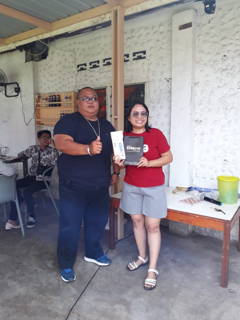 Pemilik Rumah Makan khas Batak Manna memberikan  hadiah doorprize kepada pelanggan yang beruntung.
