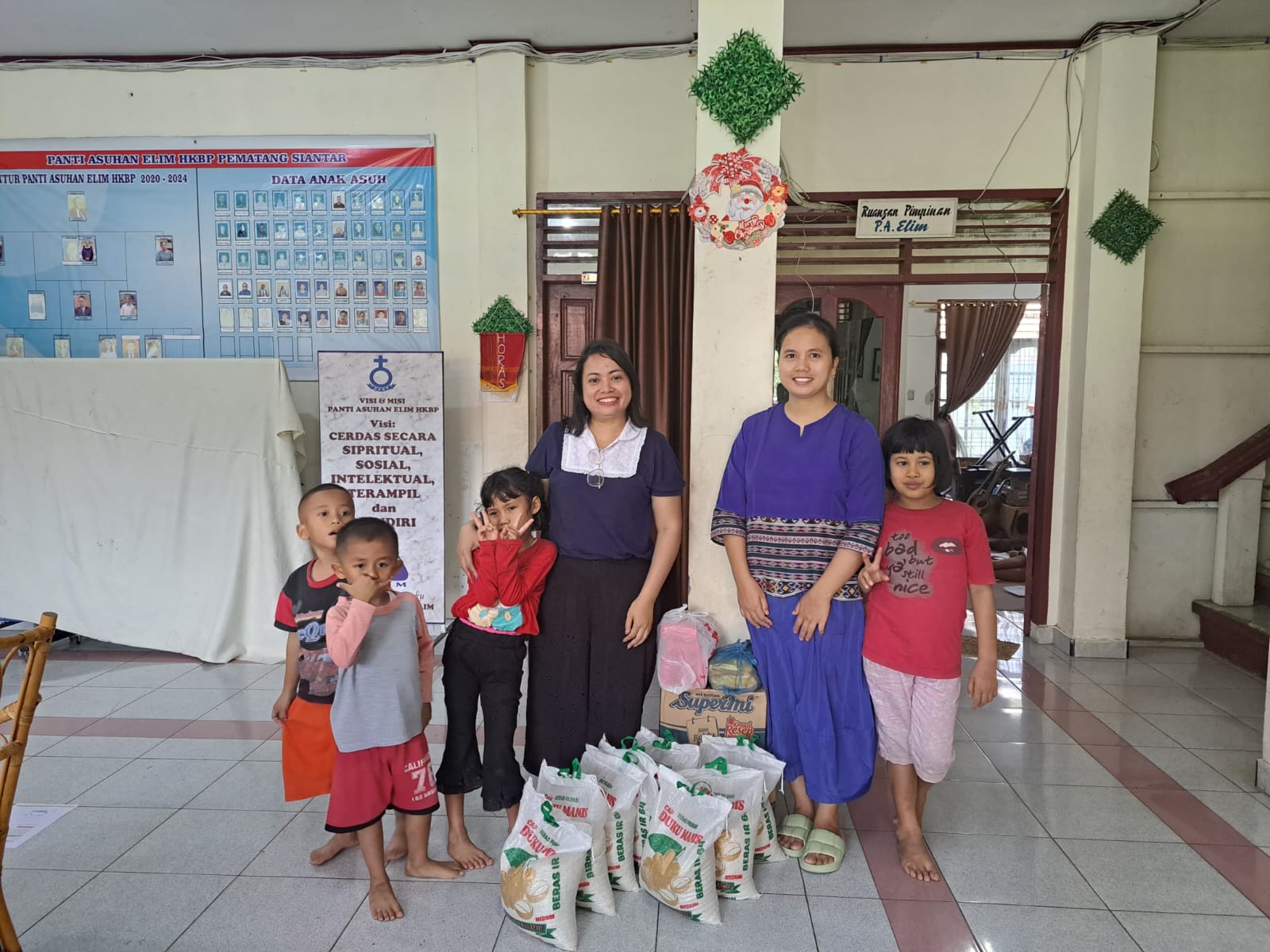 PemilikRumah Makan khas Batak Manna berbagi ke Panti Asuhan.