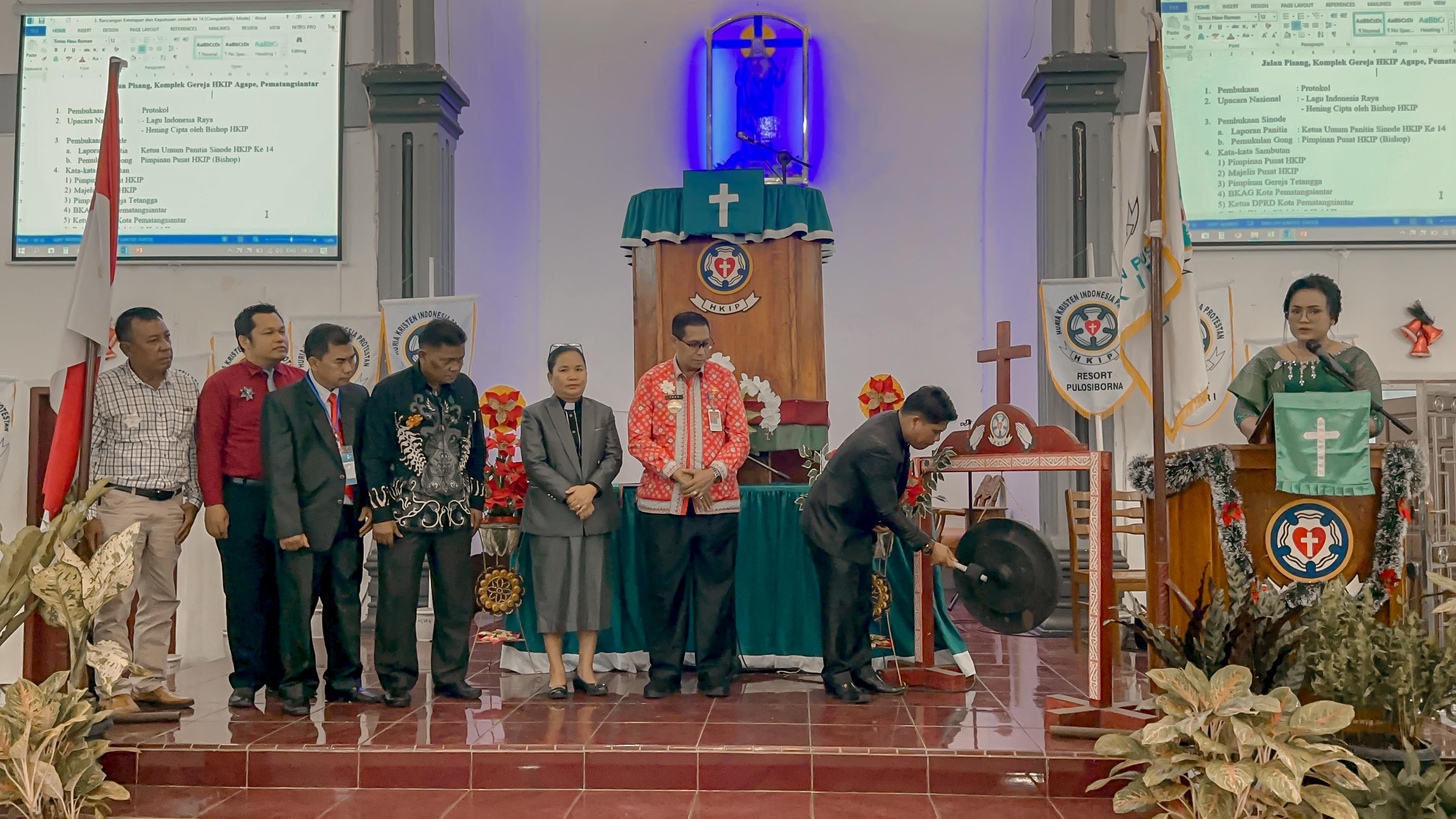 Pjs Wali Kota Siantar Drs Matheos Tan MM menghadiri acara Sinode ke-14 HKIP di Kantor Pusat HKIP, Jalan Pisang Kelurahan Pardamean Kecamatan Siantar Marihat, Kamis (24/10/2024) sore.