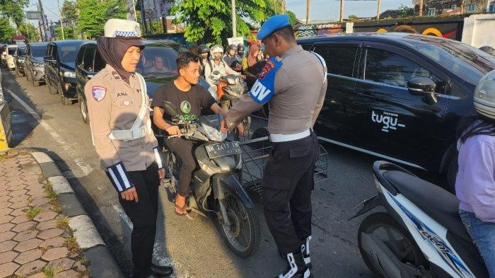 Personel Ditlantas Polda Sumut saat Operasi Zebra Toba 2024.