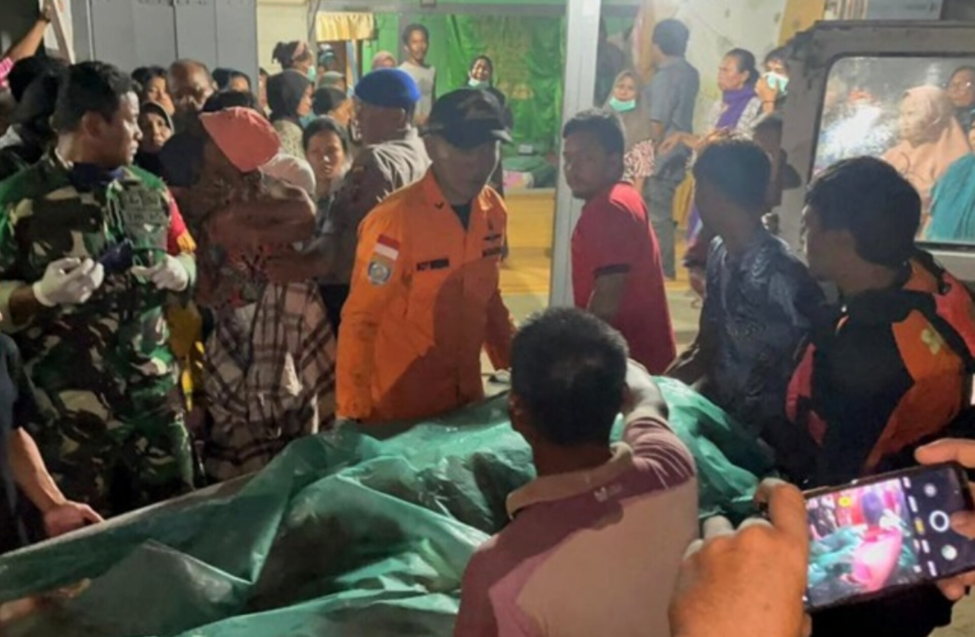 Tim SAR dan Polairud saat mengevakuasi jenazah korban nelayan yang hilang di perairan Pulau Jambe.