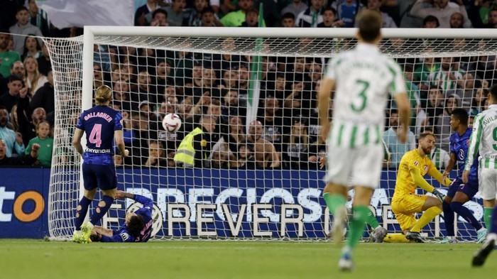 Atletico Madrid menelan kekalahan perdananya di LaLiga 2024/2025. Ini setelah Los Colchoneros tumbang 0-1 di markas Real Betis.