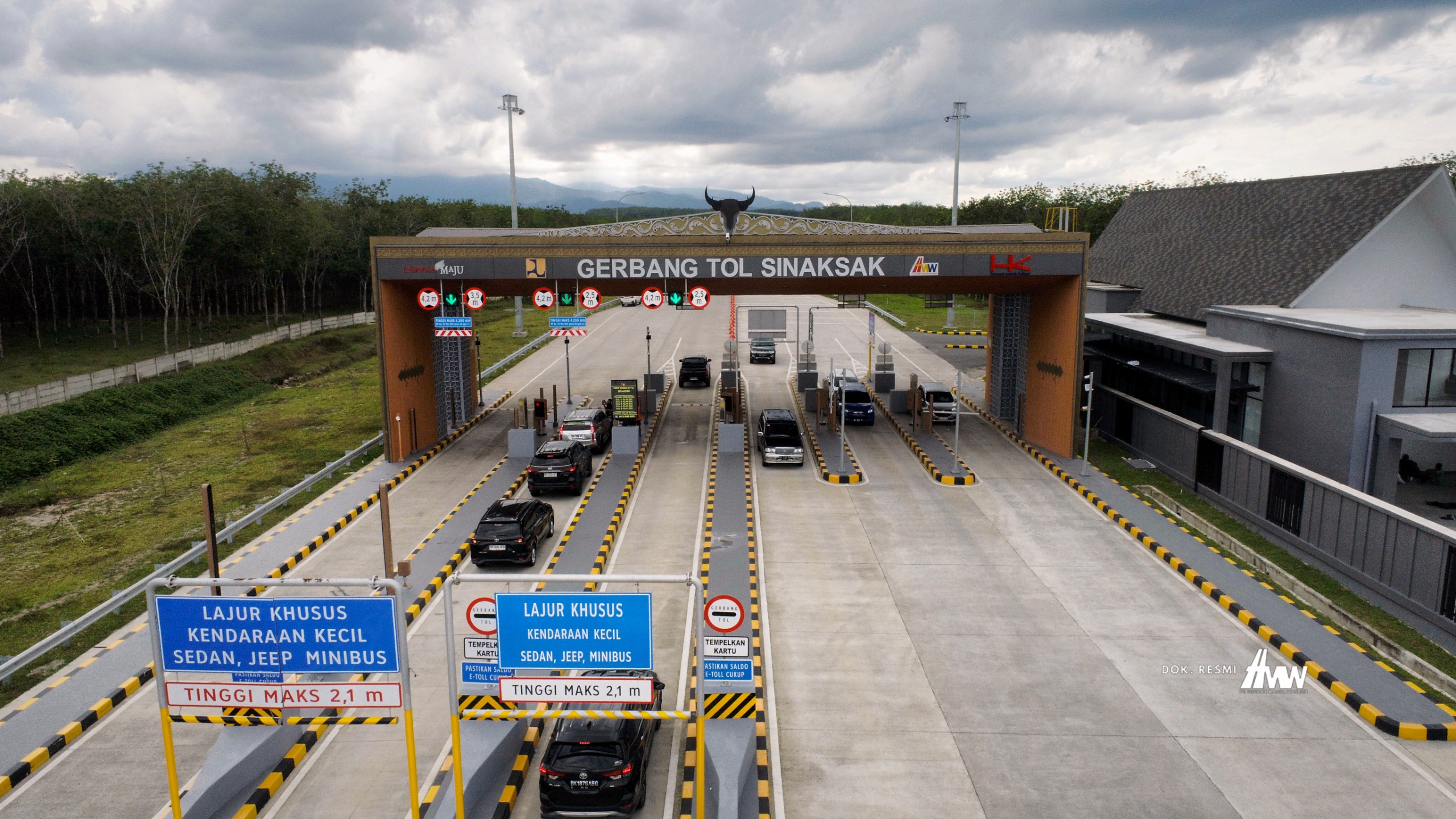 Gerbang tol Sinaksak.
