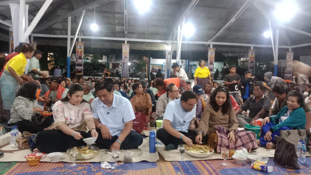 Acara Makan Bersama Di Jambur Desa Batukarang usai Ziarah Kemakam Pahlawan Kiras Bangun.