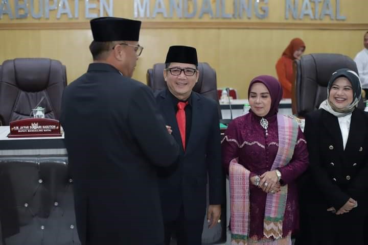 Bupati Mandailing Natal, HM Jafar Sukhairi Nasution memberikan ucapan selamat kepada pimpinan DPRD Madina yang baru dilantik.