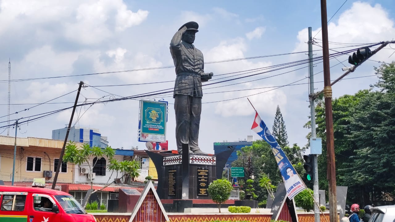 Patung Letjend Djamin Ginting di Jalan Iskandar Muda Medan tampak kurang terurus. Pemko Medan Diminta segera memberi atensi khusus.