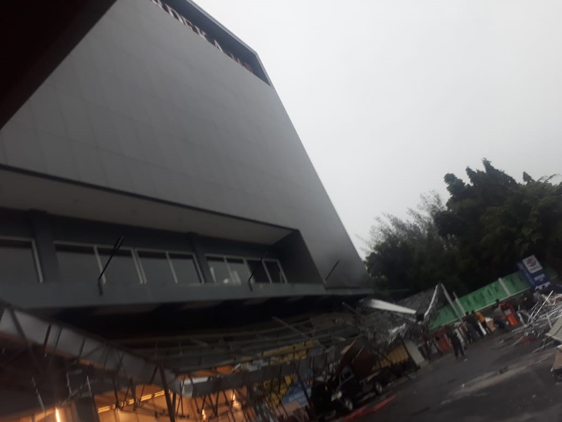 Bangunan kanopi yang ambruk.