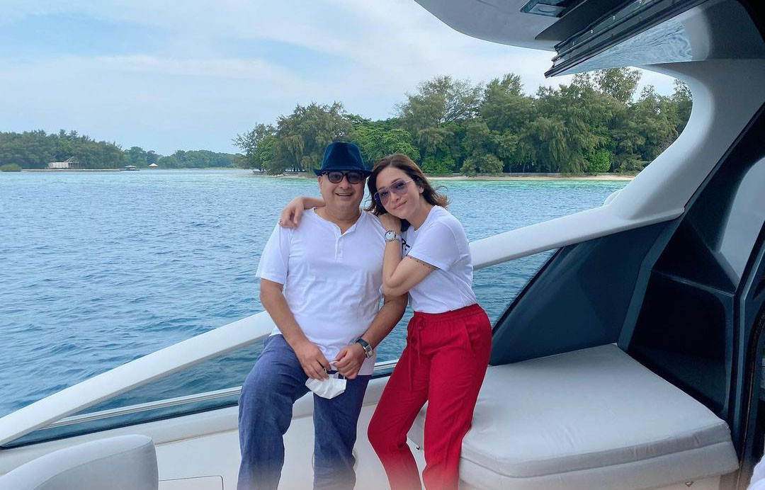 Maia Estianty dan suami.