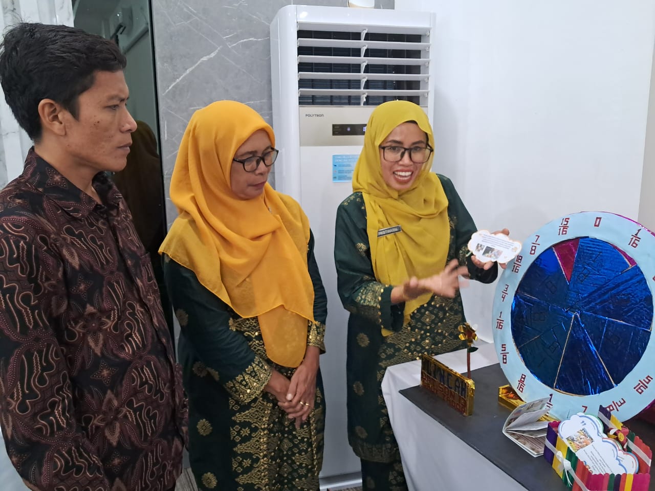 Kepala Sekolah SDN 13 Kecamatan Laut Tador, Batu Bara, Pristiwarni, menjelaskan mengenai media pembelajaran yang dikembangkan guru-guru di sela-sela panen karya Fasda Tim Guru Bisa.